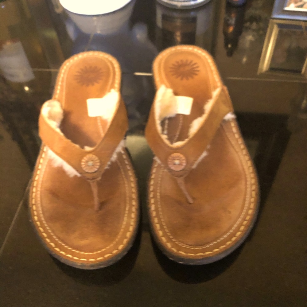 UGG flippys sz7. NWOT